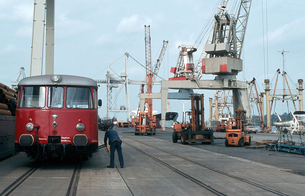 https://www.eisenbahnfotograf.de/datei/Mai 1981/920228 HB VT4.42 Burchardkai 4.5.81.jpg